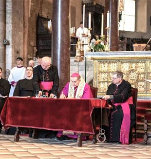 Monsenyor Mario Delpini firma els documents per a l’obertura de la Fase testimonial. A la seva dreta, monsenyor Ennio Apeciti (Foto Pino Franchino/Fraternità CL)