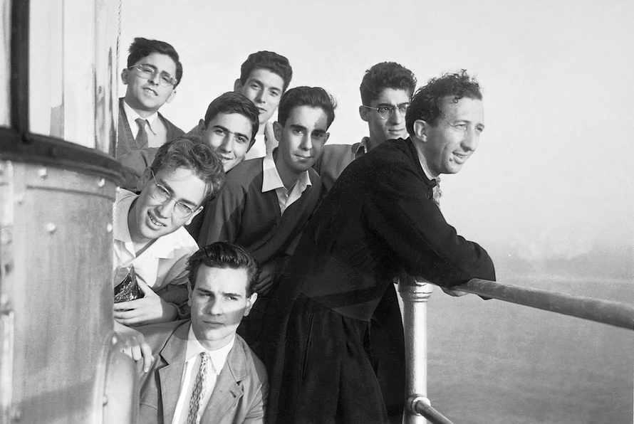 Far de Portofino (Itàlia), 1956. Don Giussani d’excursió amb un grup de nois. © Fraternitat di CL