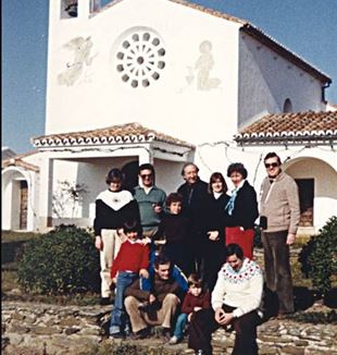 1980-1981. Espanya. Una de les primeres trobades de Luigi Giussani a "Cobacha", la casa de camp de la família Oriol, a Extremadura, a la frontera amb Portugal. © Arxiu personal Carmina Salgado.
