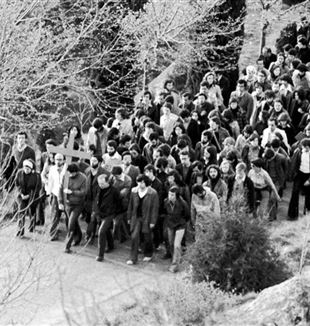 Via Crucis amb els universitaris de CL durant la Setmana Santa. San Leo (Itàlia), 1976 © Fraternità di CL