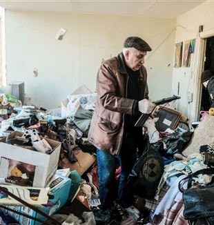 En una casa derruïda a causa de les bombes, prop de Kíiv (Matthew Hatcher/ZUMA Press/Ansa)