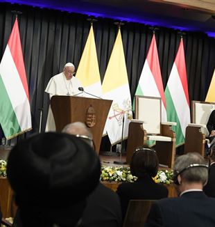 El papa Francisco durante el encuentro con las autoridades en Budapest (Vatican Media/Catholic Press Photo)