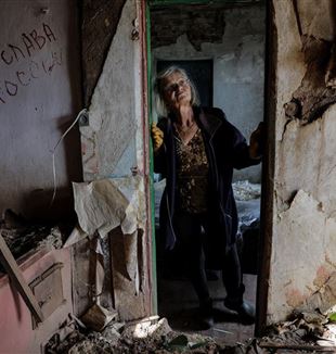  Una dona ucraïnesa a casa seva destruïda prop de Kharkov (Ansa)