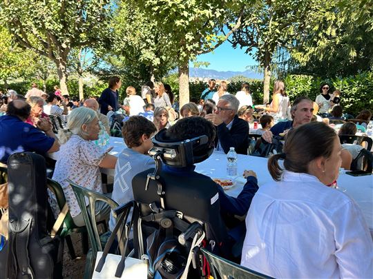 Plegats vam gaudir d’un dinar cuinat i servit per voluntaris, abans d’acabar el gest amb una estona de cants. (Foto Marta Galofré)