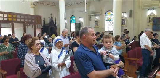 Cristians resant a l’església de la Sagrada Família de Gaza, durant el conflicte