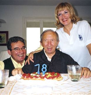 Carras i la seva esposa, Jone, amb don Giussani en el seu 78è aniversari (Arxiu Fraternità CL)