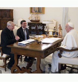 Monsenyor Filippo Santoro i Davide Prosperi amb el Papa Francesc en l’audiència privada del 15 de gener de 2024 (Vatican Media/Catholic Press Photo)