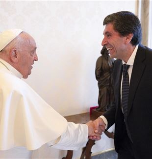 Davide Prosperi saluda el Sant Pare després de la seva audiència privada (Vatican Media/Catholic Press Photo)