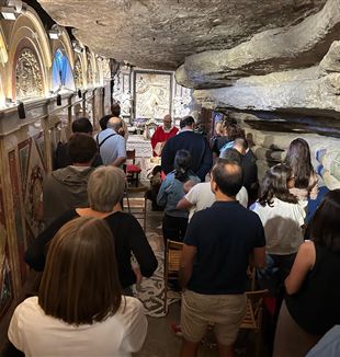 La missa al Santuari de la Cova de Sant Ignasi, Manresa. (Laura Aimone Secat)