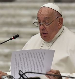 El papa Francesc llegint el document final del Sínode