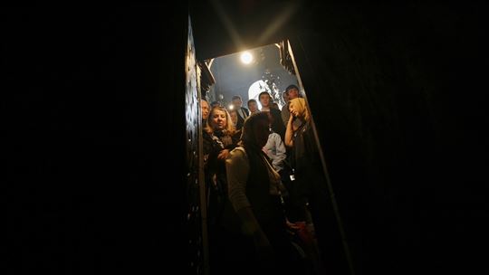 Al llindar de l'escala que porta a la cova de la Nativitat de Betlem (© AP Photo/Muhammed Muheisen/LaPresse)