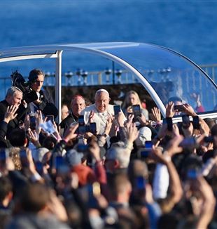 Els fidels de Còrsega donen la benvinguda al Papa (foto Ansa/Franck Castel/Abacapress.com)