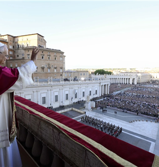 El papa Lleó XIV saluda a la plaça de Sant Pere (©Ansa/Vatican Media)