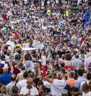 El papa Lleó XIV entre la multitud durant el Jubileu dels moviments, associacions i noves comunitats (©Giovanni Dinatolo/Fraternità CL)