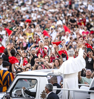 El papa Lleó XIV a la vetlla de Pentecosta durant el Jubileu dels moviments (©Giovanni Dinatolo/Fraternità CL)