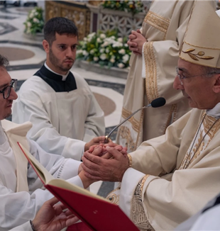 El cardenal Baldassarre Reina durant l’ordenació dels tres sacerdots (©Pietro Zanotto/Fraternità san Carlo)