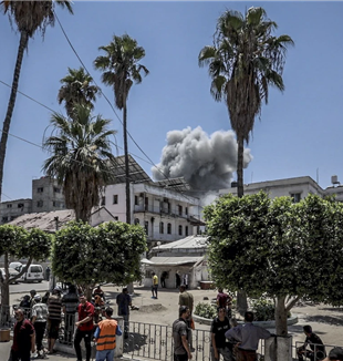 Un atac israelià a ciutat de Gaza (©Ansa/Hamza Qraiqea/Middle East Images/abacapress.com)