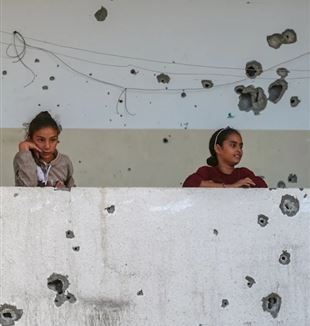Entre les ruïnes d’una escola a Gaza (©Ansa/Omar Ashtawy/APA Images via ZUMA Press Wire)
