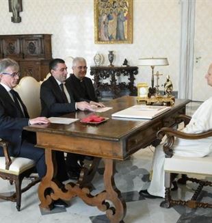 Des de l’esquerra, Alberto Brugnoli, Davide Prosperi i Andrea D’Auria durant l’audiència privada amb Lleó XIV el 12 de gener (©Catholic Press Photo)