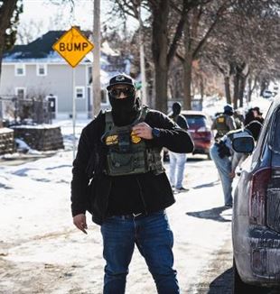 Controls de l’ICE a automòbils a Minnesota (©Ansa/Dave Decker/ZUMA Press Wire)
