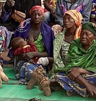 Pacients de l’hospital St. Michel a Dono Manga durant la missa matutina (© Alberto Reggiori)