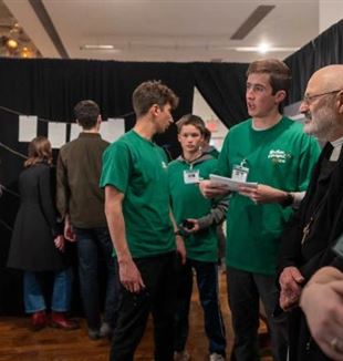 Mauro Lepori visitant l’exposició que guiaven els batxillers (©New York Encounter)