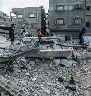 Nens jugant amb les runes d’edificis bombardejats a Gaza (©Ansa/Abed Rahim Khatib/dpa)