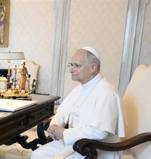 Lleó XIV firma la seva primera encíclica, “Magnifica humanitas” (©Vatican News/Catholic Press Photo)
