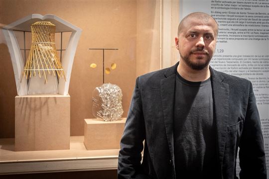 Andrea Mastrovito davant de l’Agnus Dei, l’obra que ha realitzat per al cim de la torre de Jesucrist, la més alta de la Sagrada Família. (© Gabinet de premsa d’Andrea Mastrovito)