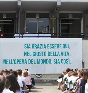 La missa celebrada per José Miguel García al pati del Sacro Cuore de Milà. La pancarta diu: “Que sigui una gràcia ser aquí, amb gust per la vida, construint el món. Així sigui”.
