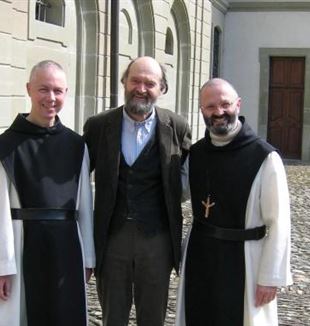 Arvo Pärt (centre) amb el pare Mauro-Giuseppe Lepori (dreta)