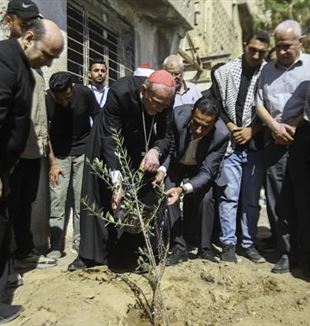 El cardenal Pizzaballa durant la seva visita a la Universitat Al-Azhar a Gaza el passat 22 de juny