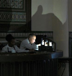 L'Havana, Cuba. Treballant en un restaurant amb la llanterna del mòbil per les apagades (©Ansa/Li Muzi/Xinhua via ZUMA Press)