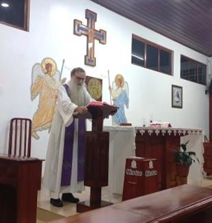 Mauro Romanello celebrant la missa