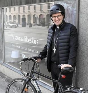 Raimo Goyarrola, bisbe de Hèlsinki, en bici per la ciutat