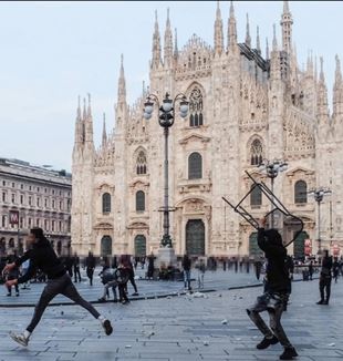 Altercats a la plaça del Duomo de Milà